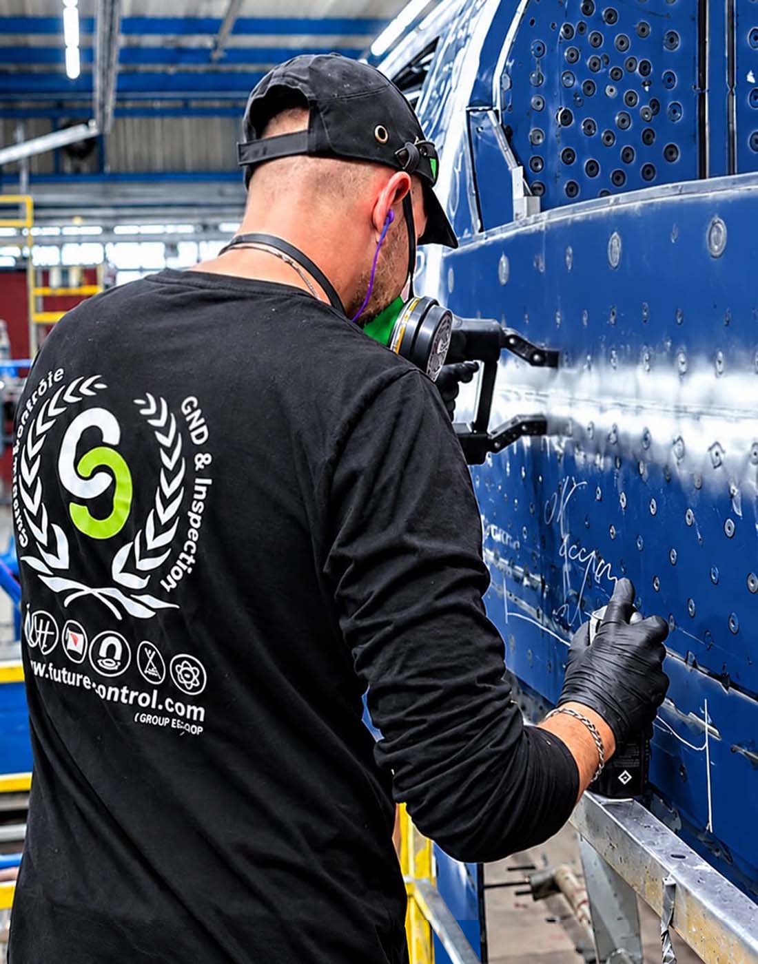 Technicien réalisant un contrôle non destructif sur une pièce métallique